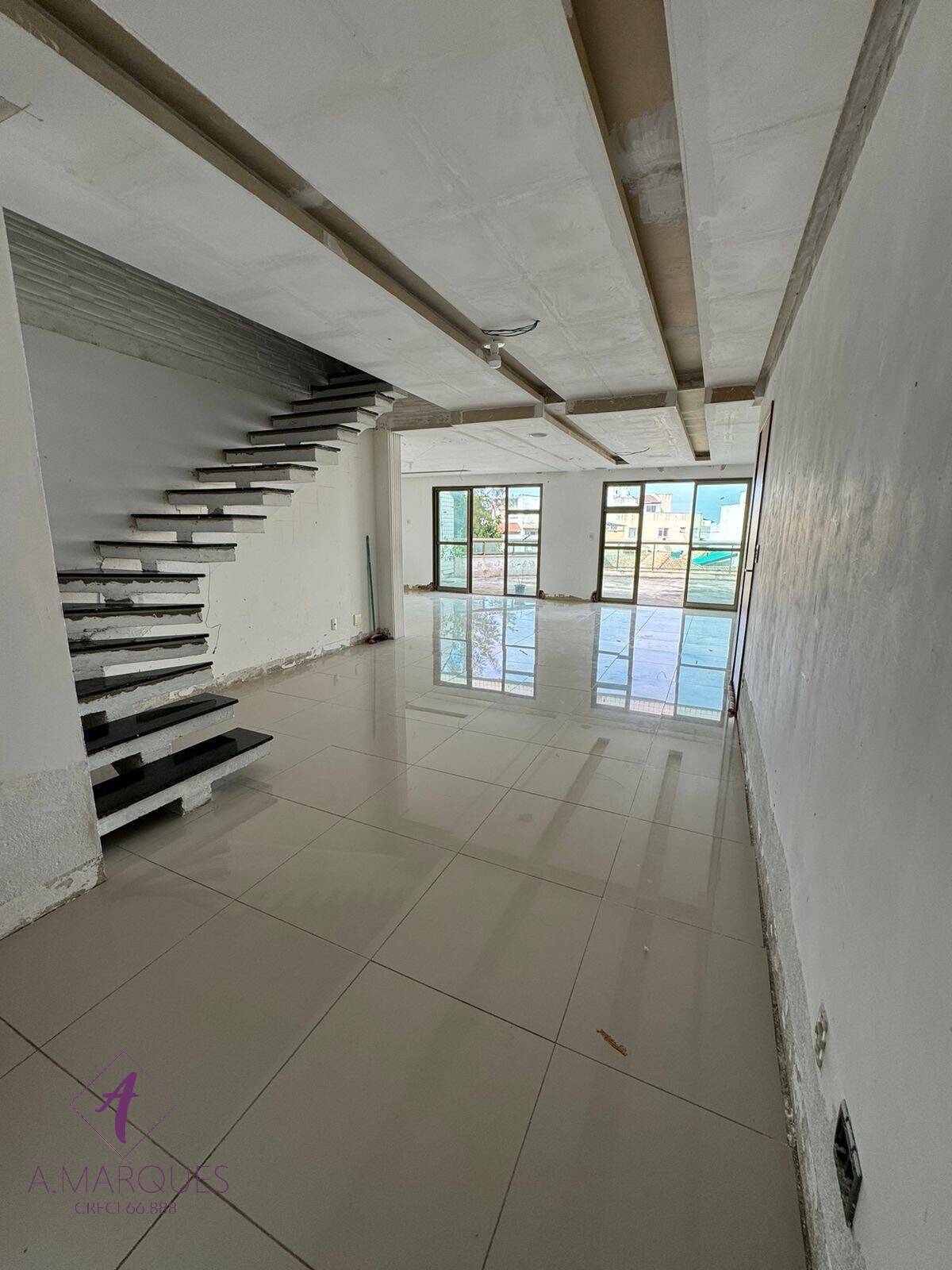 Apartamento à venda com 3 quartos, 200m² - Foto 2